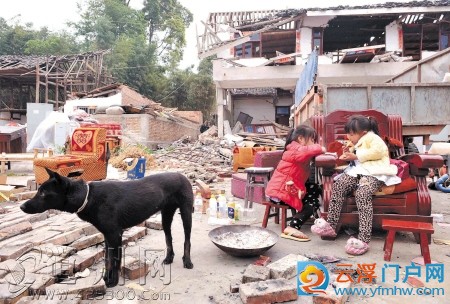 雅安青年高举“谢谢你们”横幅  雅安青年高举“谢谢你们”横幅