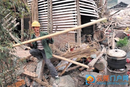 雅安青年高举“谢谢你们”横幅  雅安青年高举“谢谢你们”横幅