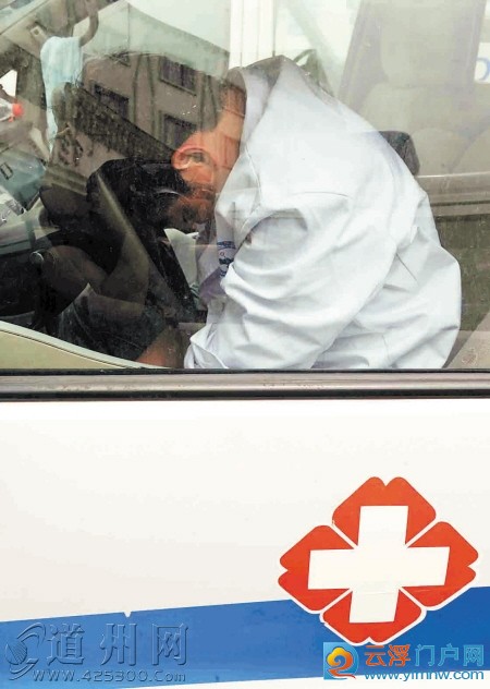 雅安青年高举“谢谢你们”横幅  雅安青年高举“谢谢你们”横幅