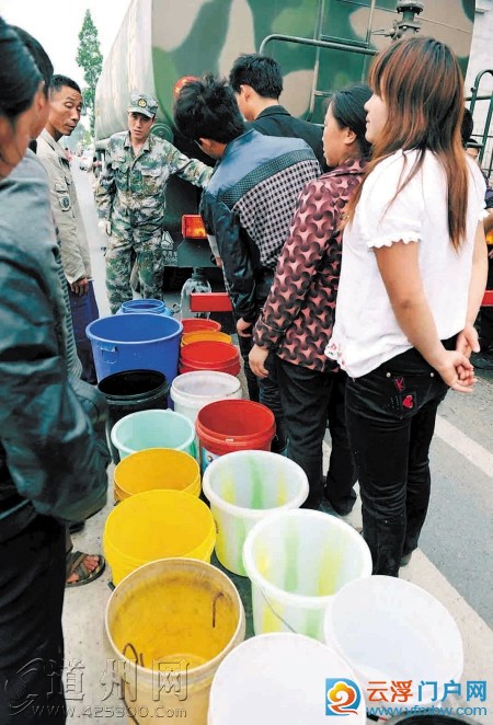 雅安青年高举“谢谢你们”横幅  雅安青年高举“谢谢你们”横幅