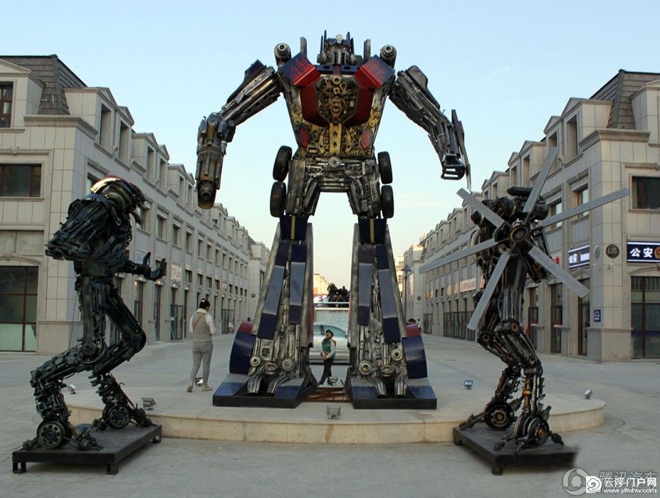百余台金属变形金刚霸气亮相哈尔滨 百余台金属变形金刚霸气亮相哈尔滨