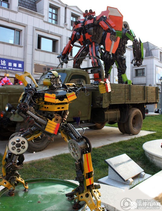 百余台金属变形金刚霸气亮相哈尔滨 百余台金属变形金刚霸气亮相哈尔滨