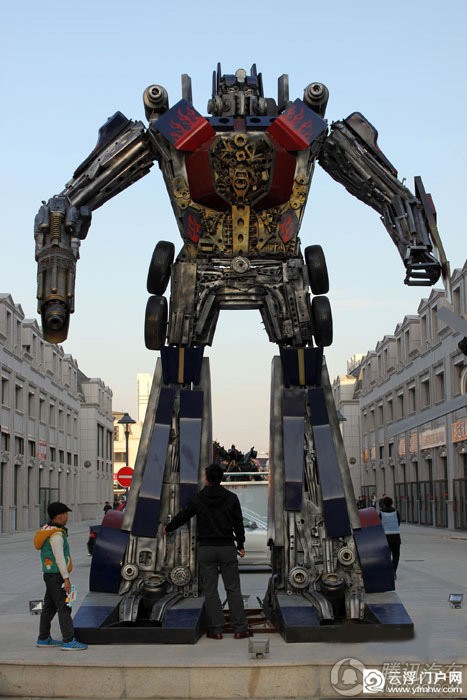 百余台金属变形金刚霸气亮相哈尔滨 百余台金属变形金刚霸气亮相哈尔滨