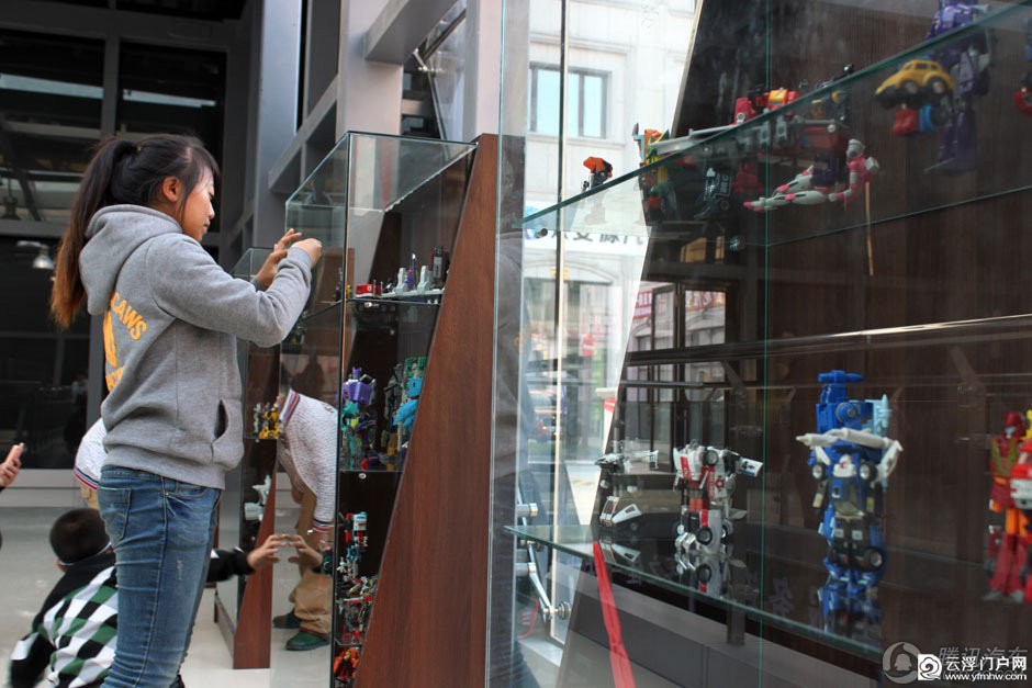 百余台金属变形金刚霸气亮相哈尔滨 百余台金属变形金刚霸气亮相哈尔滨