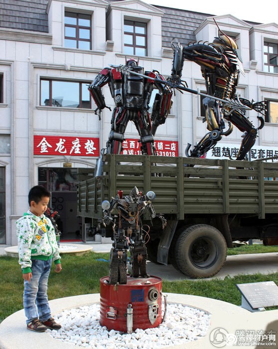 百余台金属变形金刚霸气亮相哈尔滨 百余台金属变形金刚霸气亮相哈尔滨