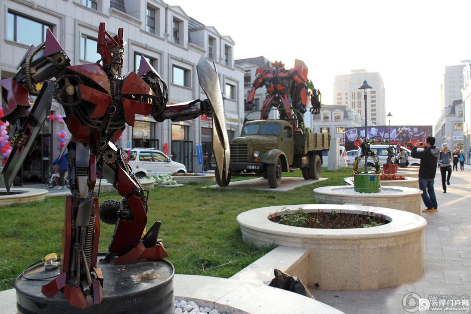 百余台金属变形金刚霸气亮相哈尔滨 百余台金属变形金刚霸气亮相哈尔滨