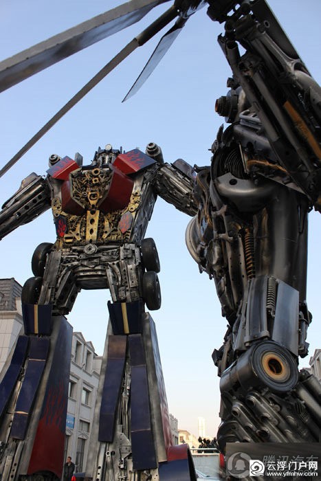 百余台金属变形金刚霸气亮相哈尔滨 百余台金属变形金刚霸气亮相哈尔滨
